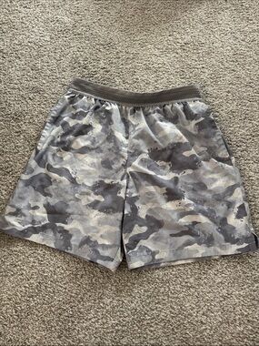 Fabletics Men's Gray Camo Athletic Shorts